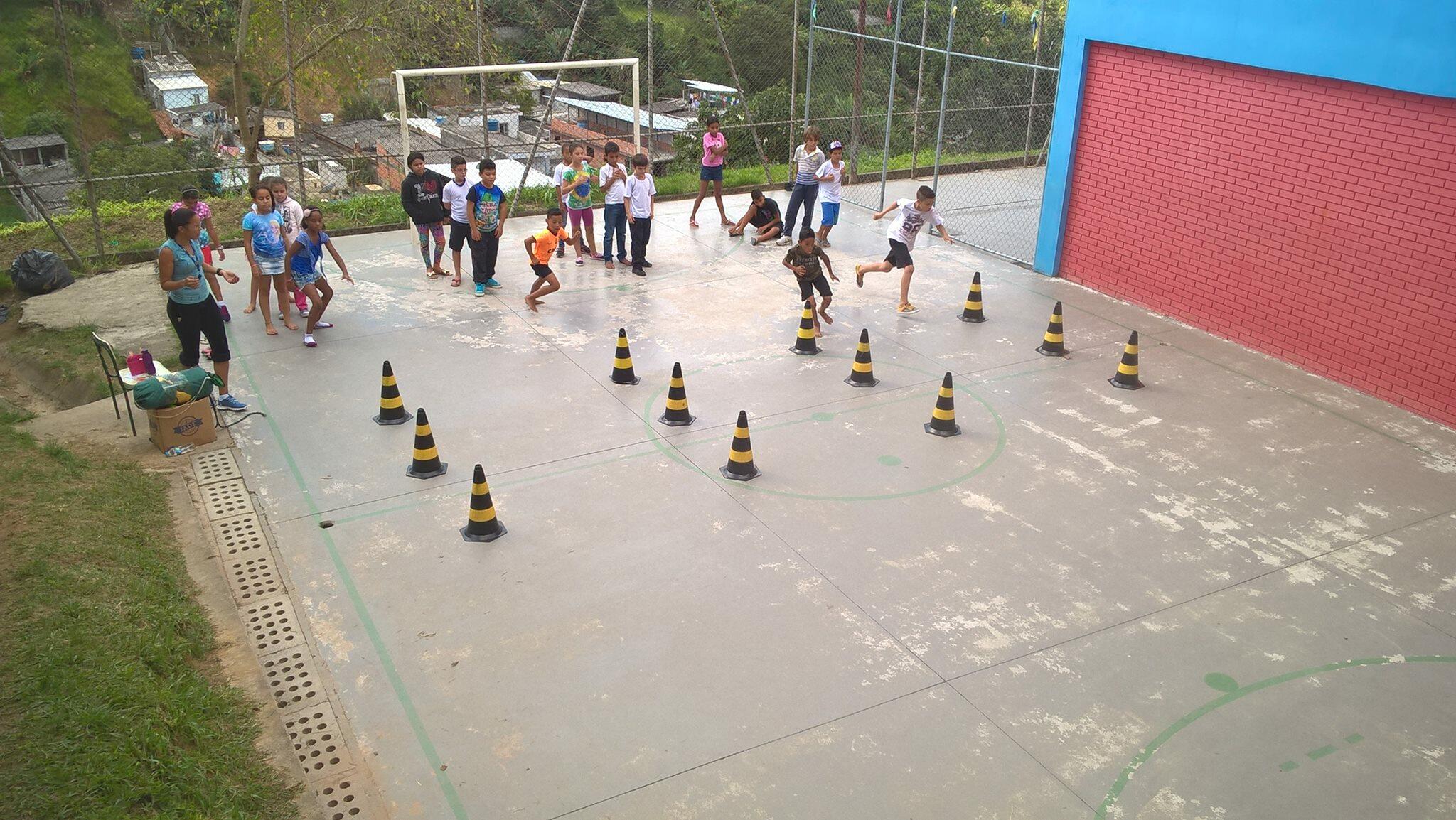 Crianças se exercitam na EMEB Juvenal Gomes do Monte