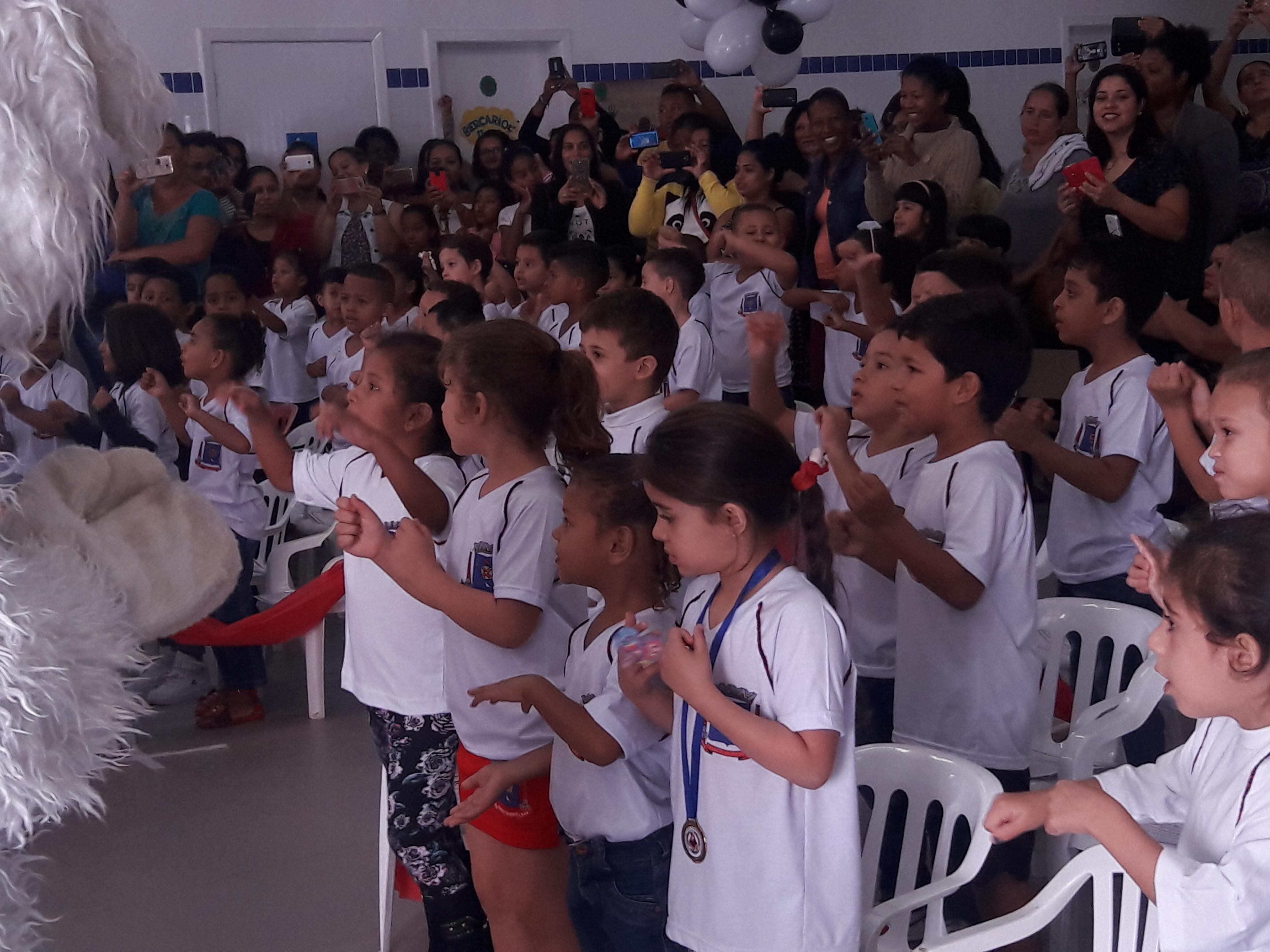 Alunos do nível II participam de formatura do PROERD