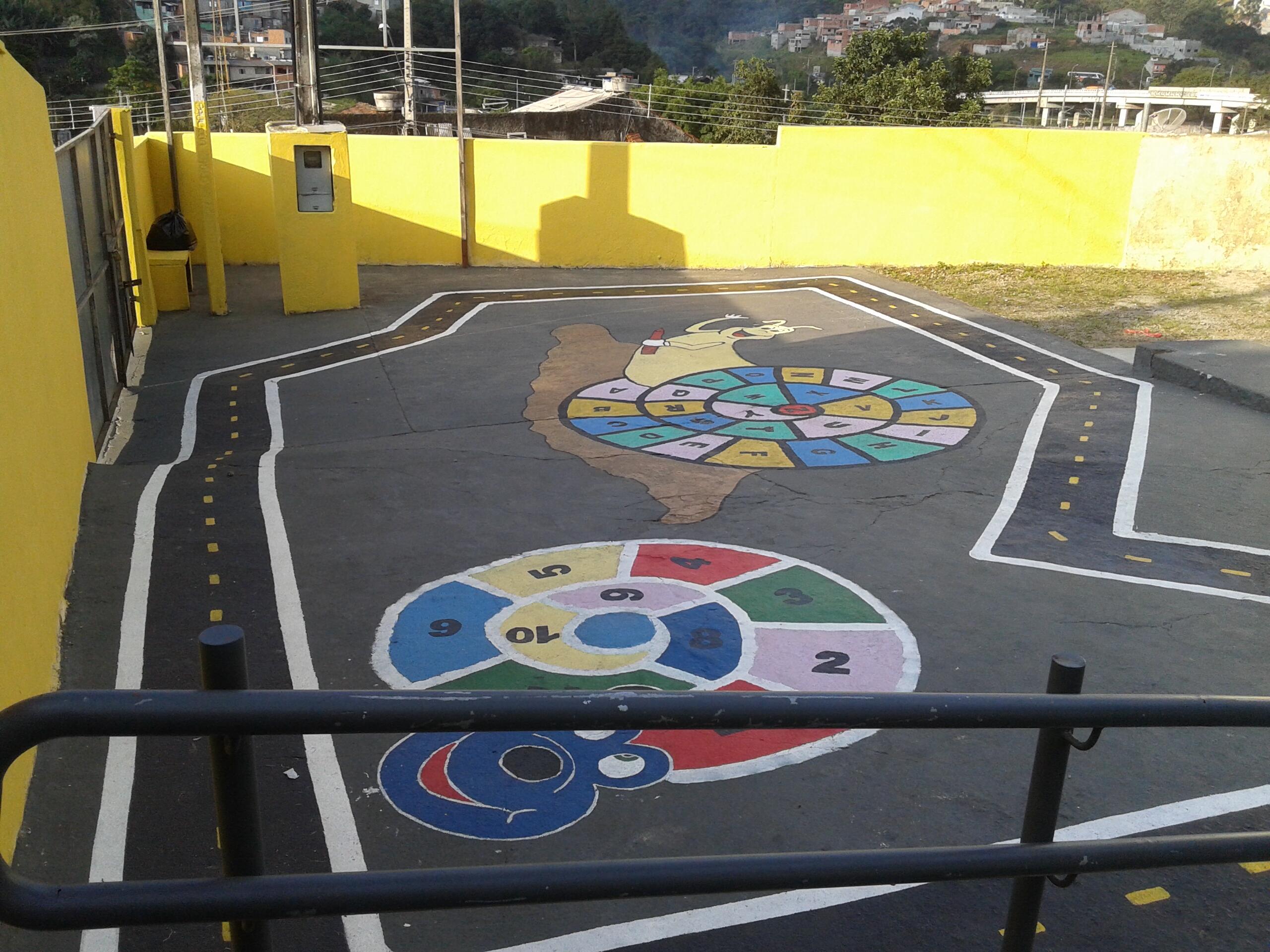 Transformação de um estacionamento em um espaço com cores e alegria