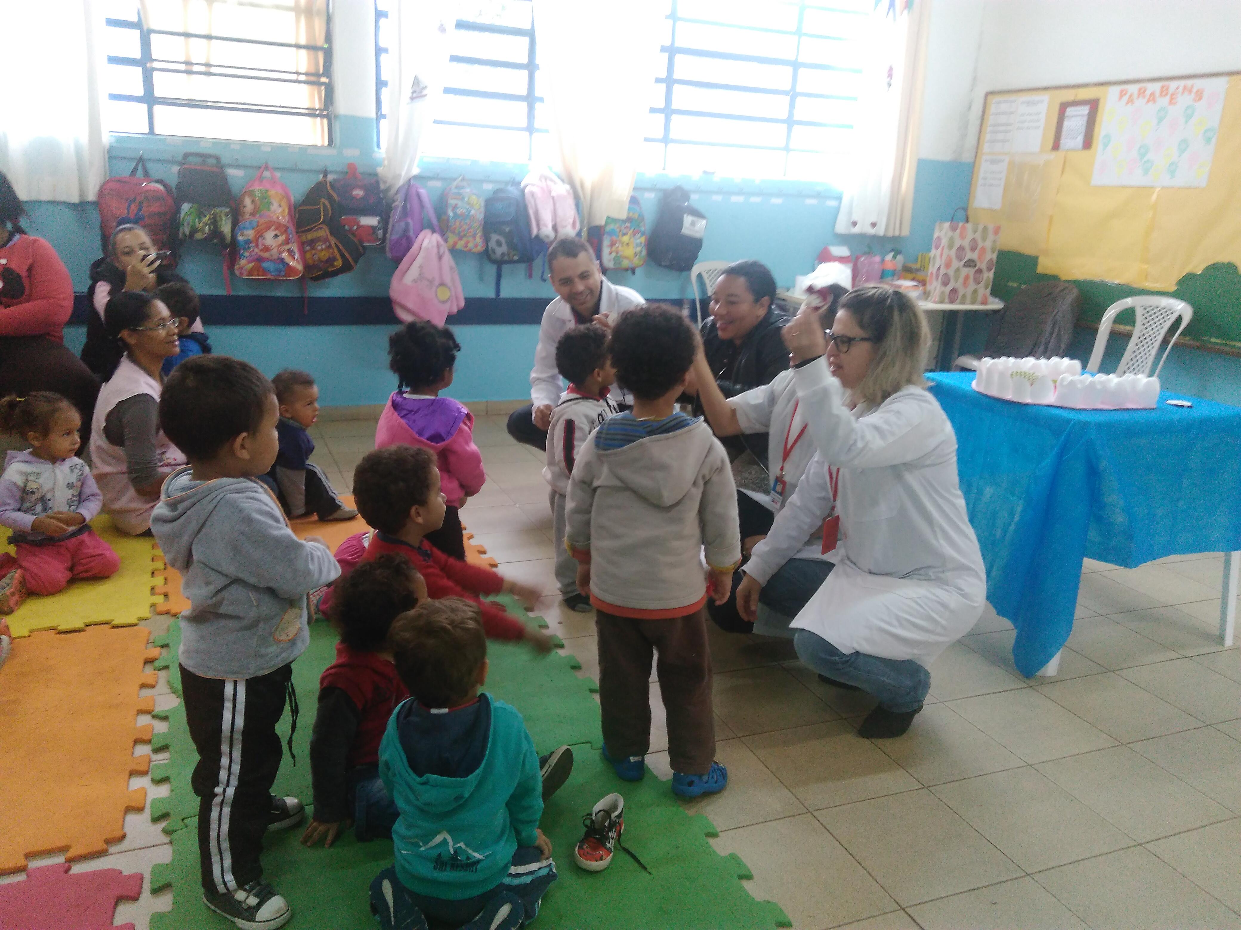 Dentista atende crianças na escola