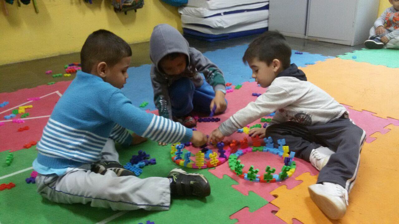 Brincando e aprendendo com cores e formas geométricas