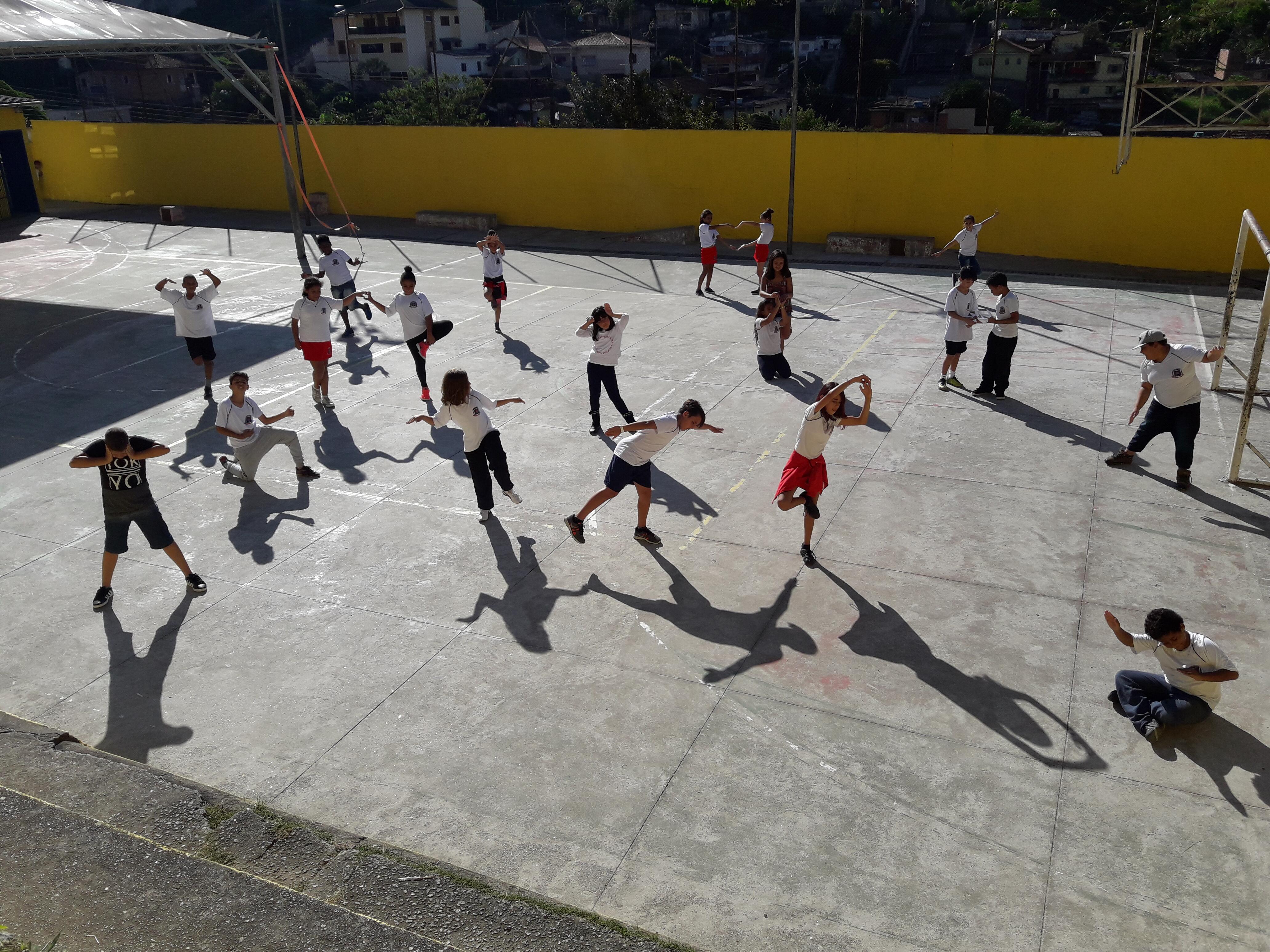 Alunos do Mais Educação divulgam o Programa nas ruas da cidade