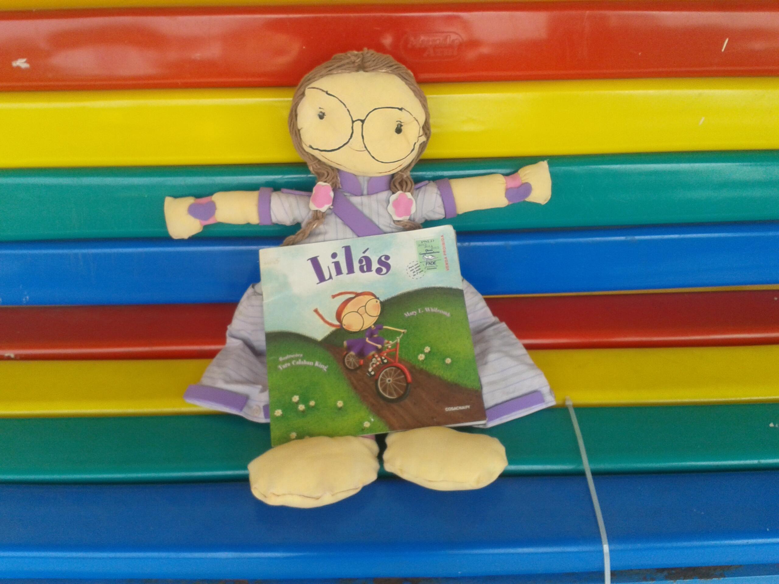 Experiências: tocar, olhar, cantar e falar, faz muito bem no desenvolvimento das diversas linguagens dos bebês!