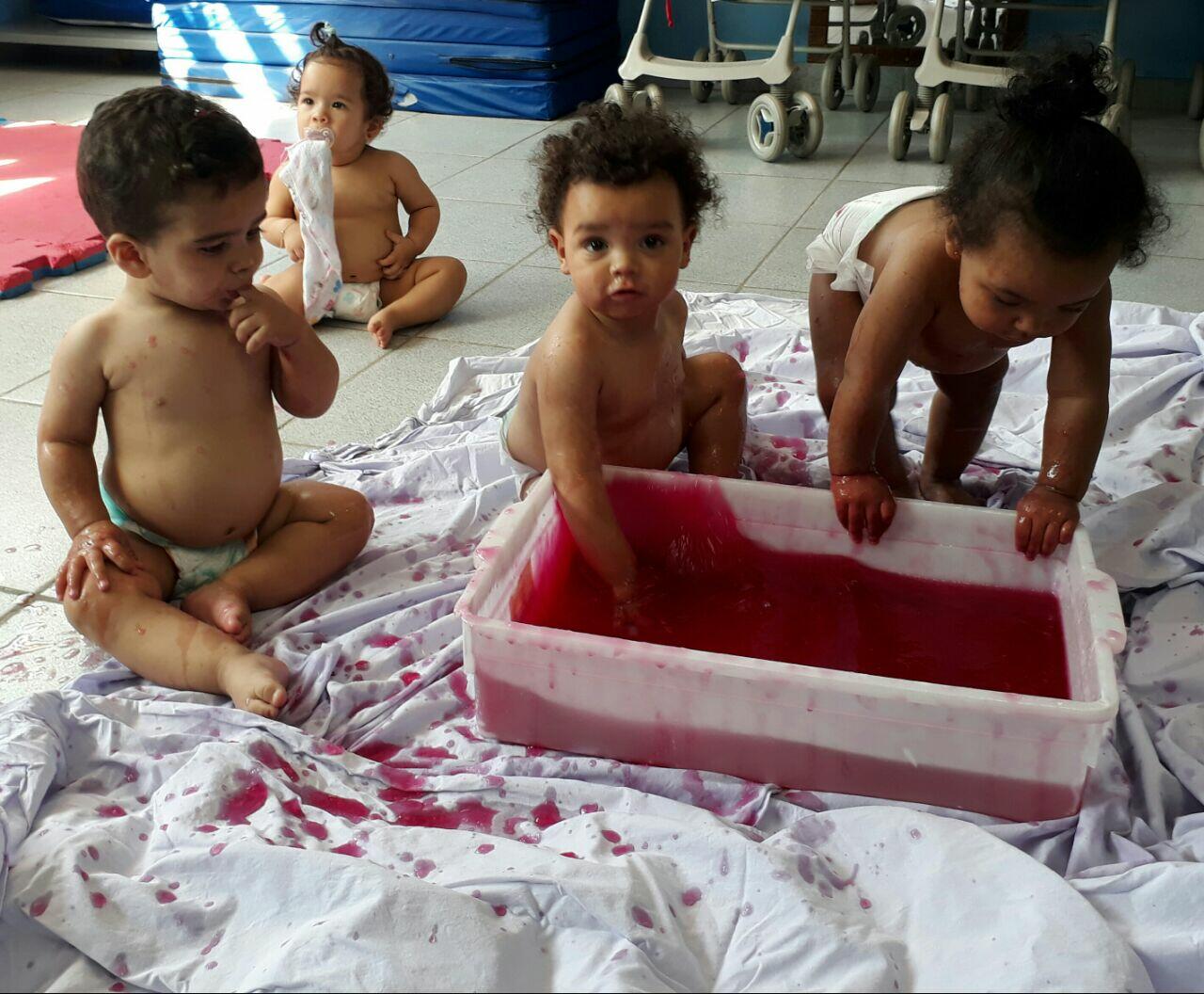 Experimentando, sentindo e se divertindo no berçário