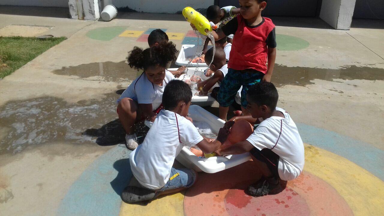 Brincar com água é aprender na pratica