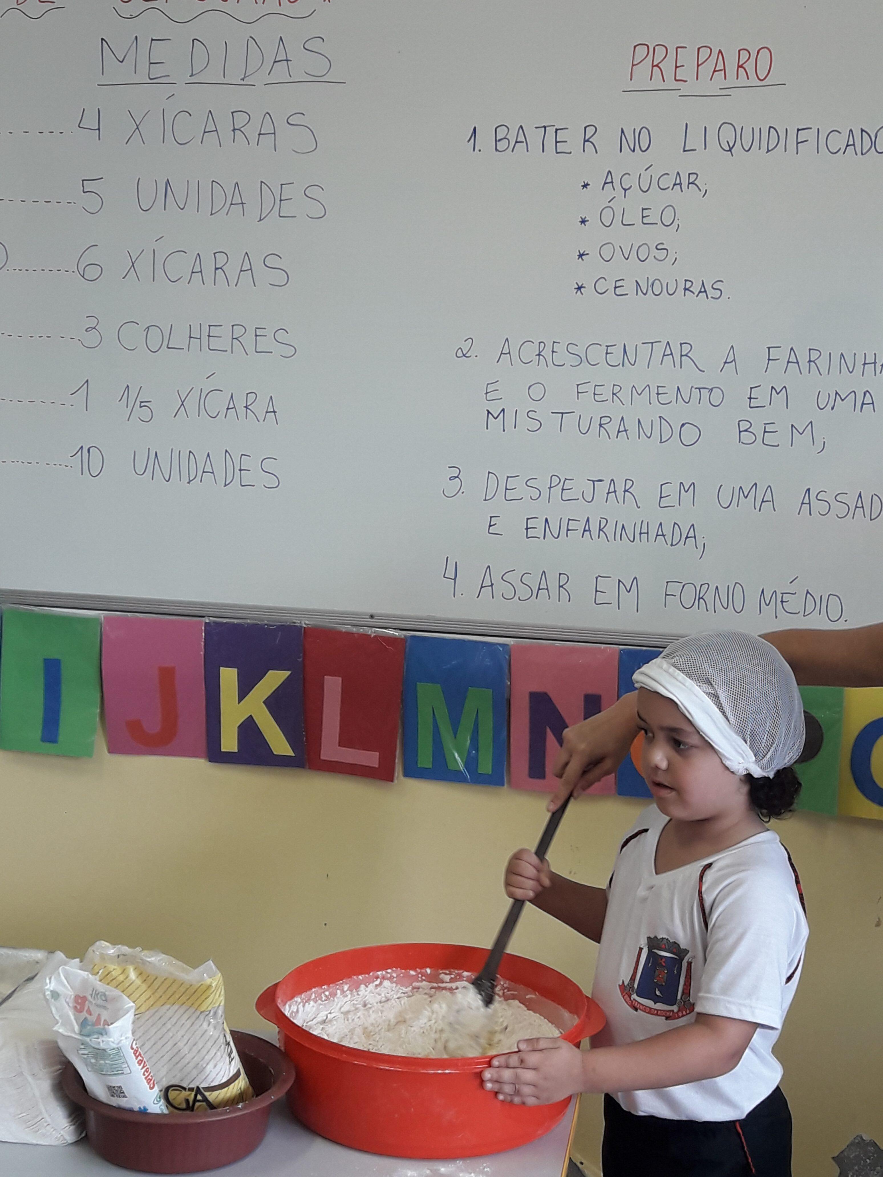 Mãozinhas na massa: hoje é dia de bolo!