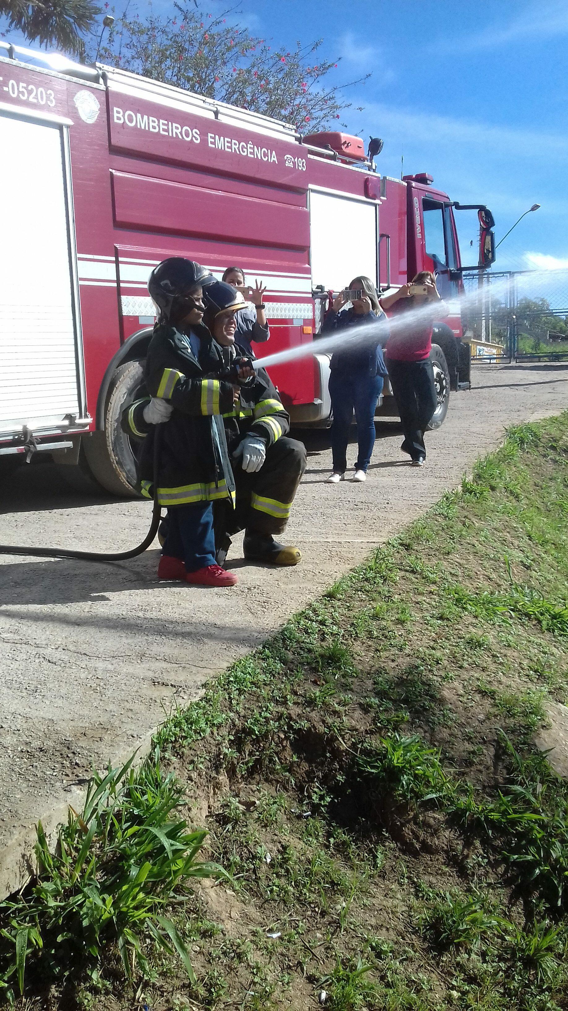 Bombeiro educador na EMEB Profª Alekssandra.