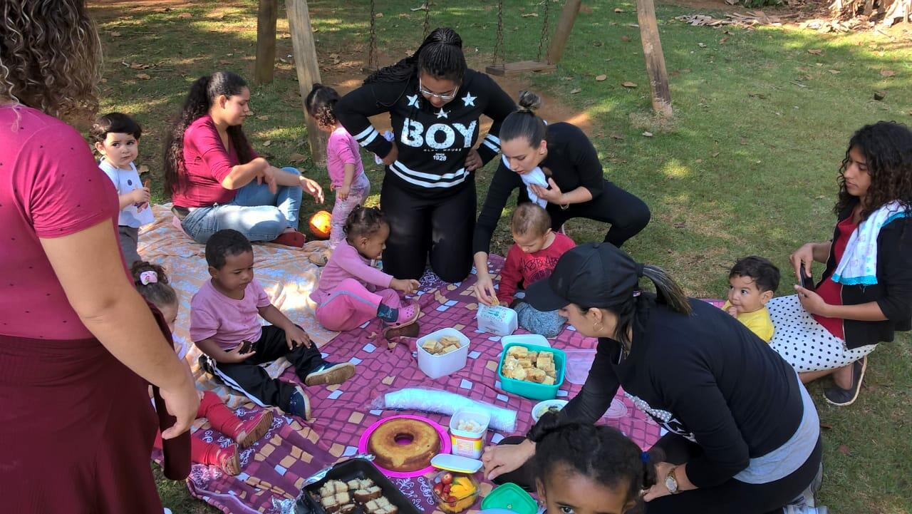 EMEB Oduvaldo Vianna Filho realiza piquenique com pais, educadores e crianças no parque do Juca