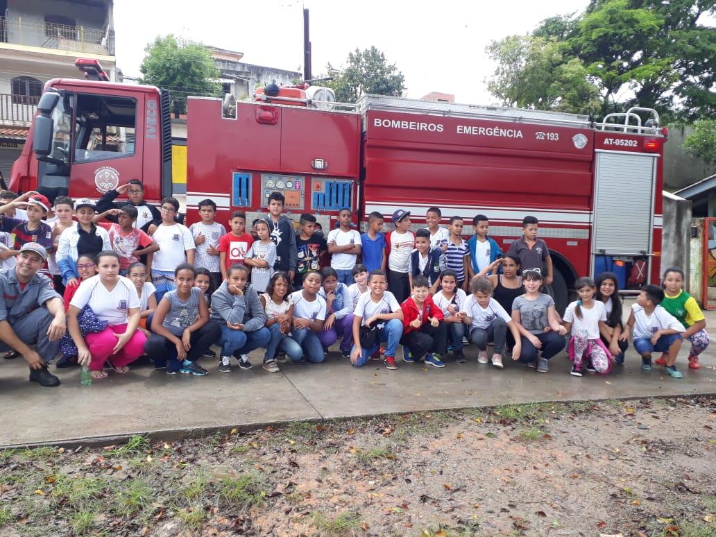 Visita do Corpo de Bombeiros deixa alunos motivados com a profissão