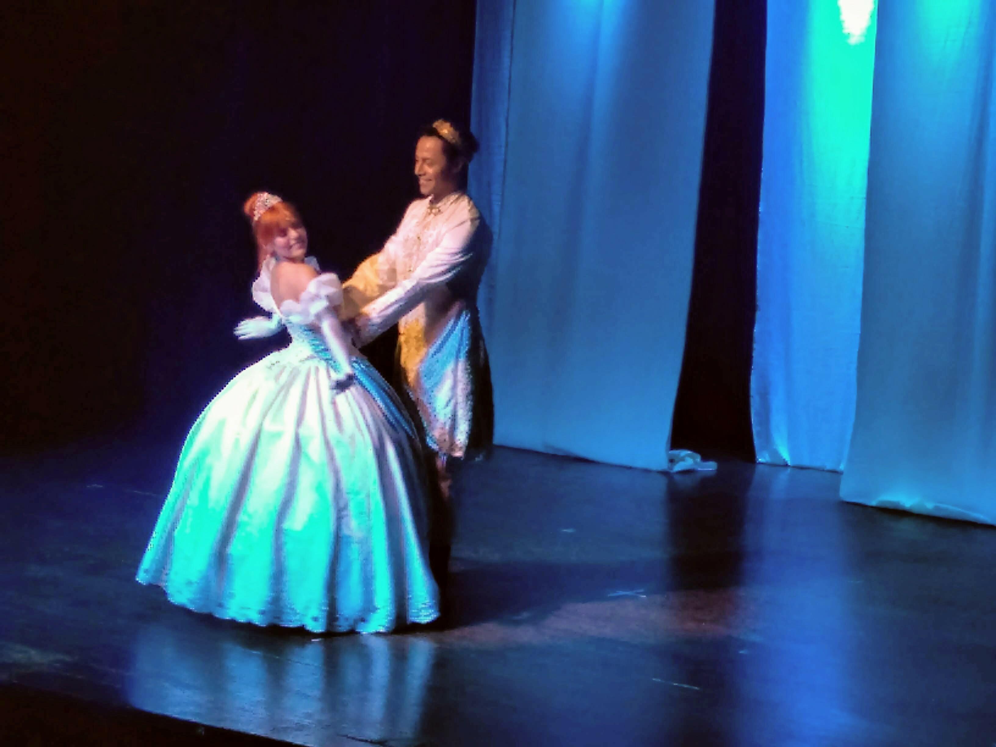 Visita ao teatro para ver a Cinderela