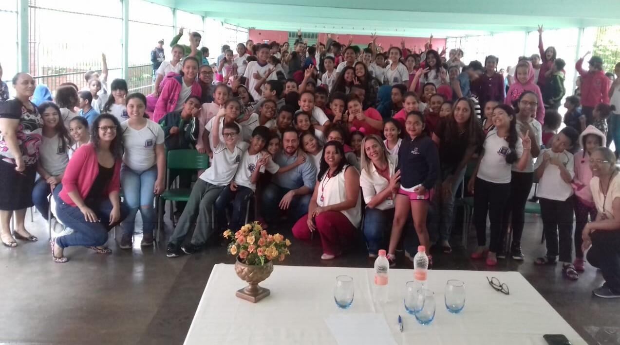 Crianças recebem visita do prefeito e dialogam sobre projeto escolar