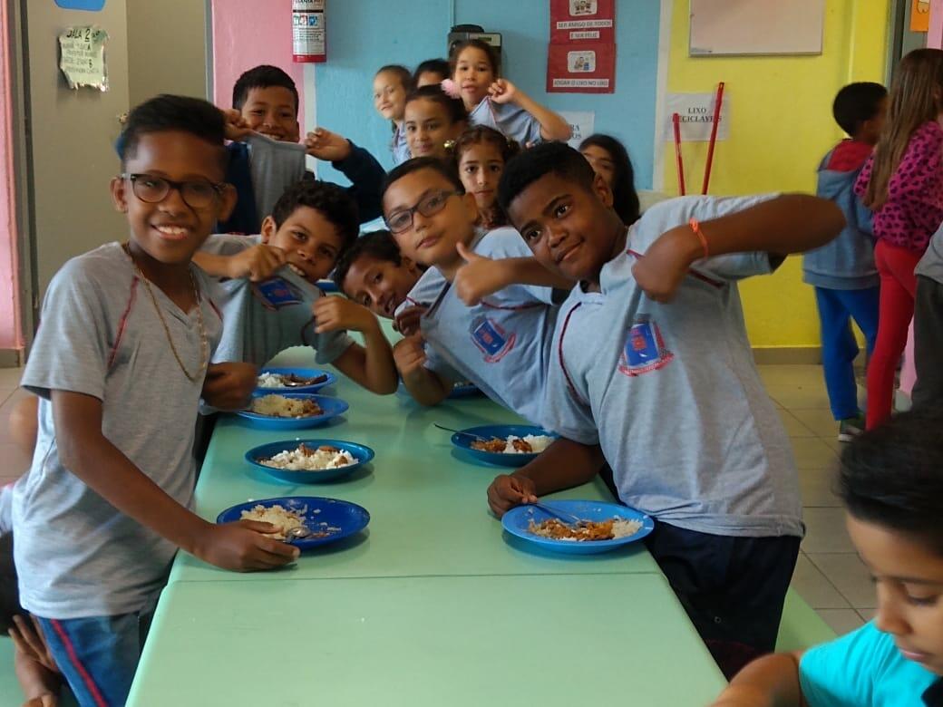 Alunos se animam com a entrega de novos uniformes