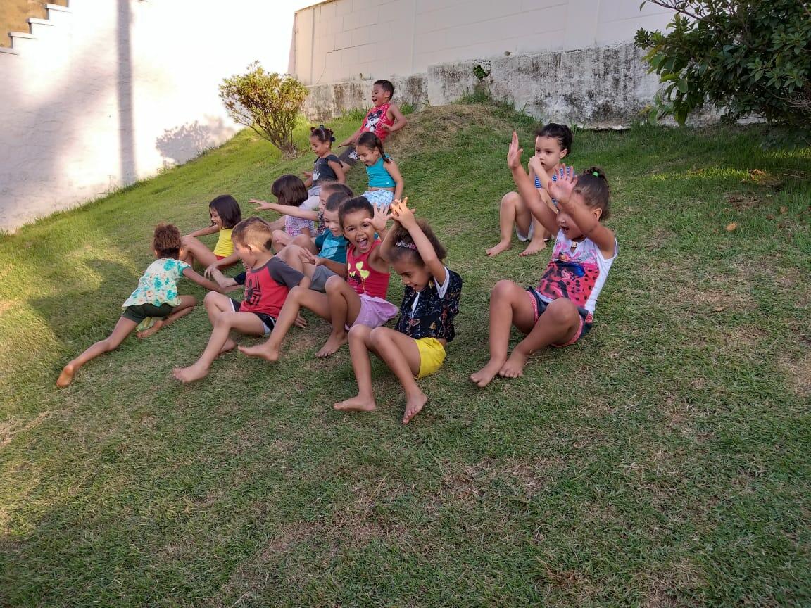 Escorregando ao ar livre