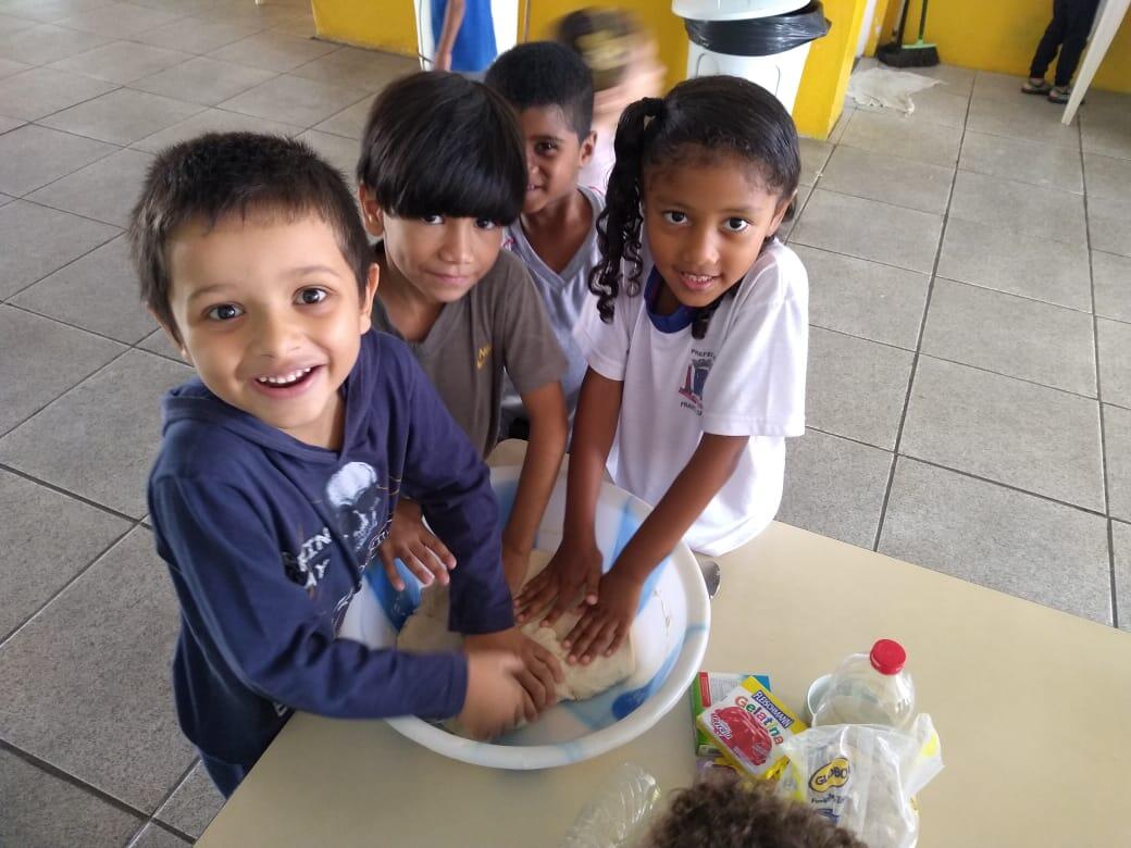 Mãozinhas encantadas com a massinha