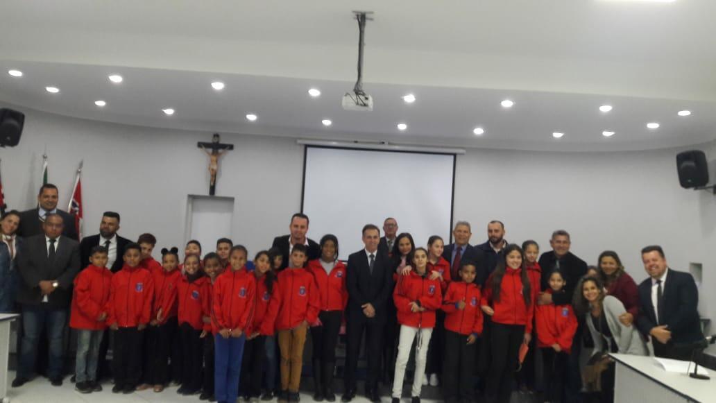 Representantes de sala da EMEB Luiz Simionato visitam Câmara Municipal