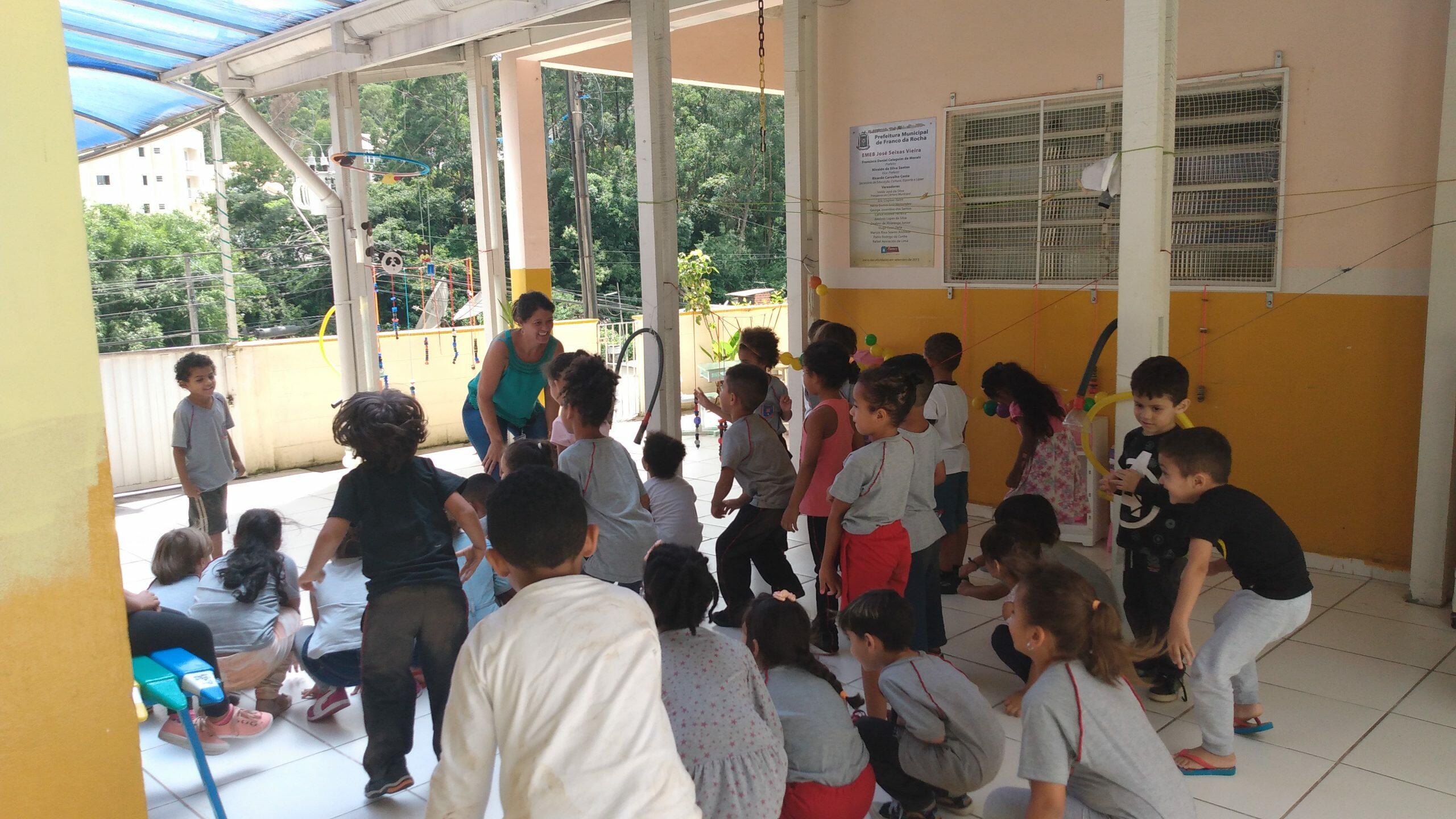 Brincando com os amigos no recreio