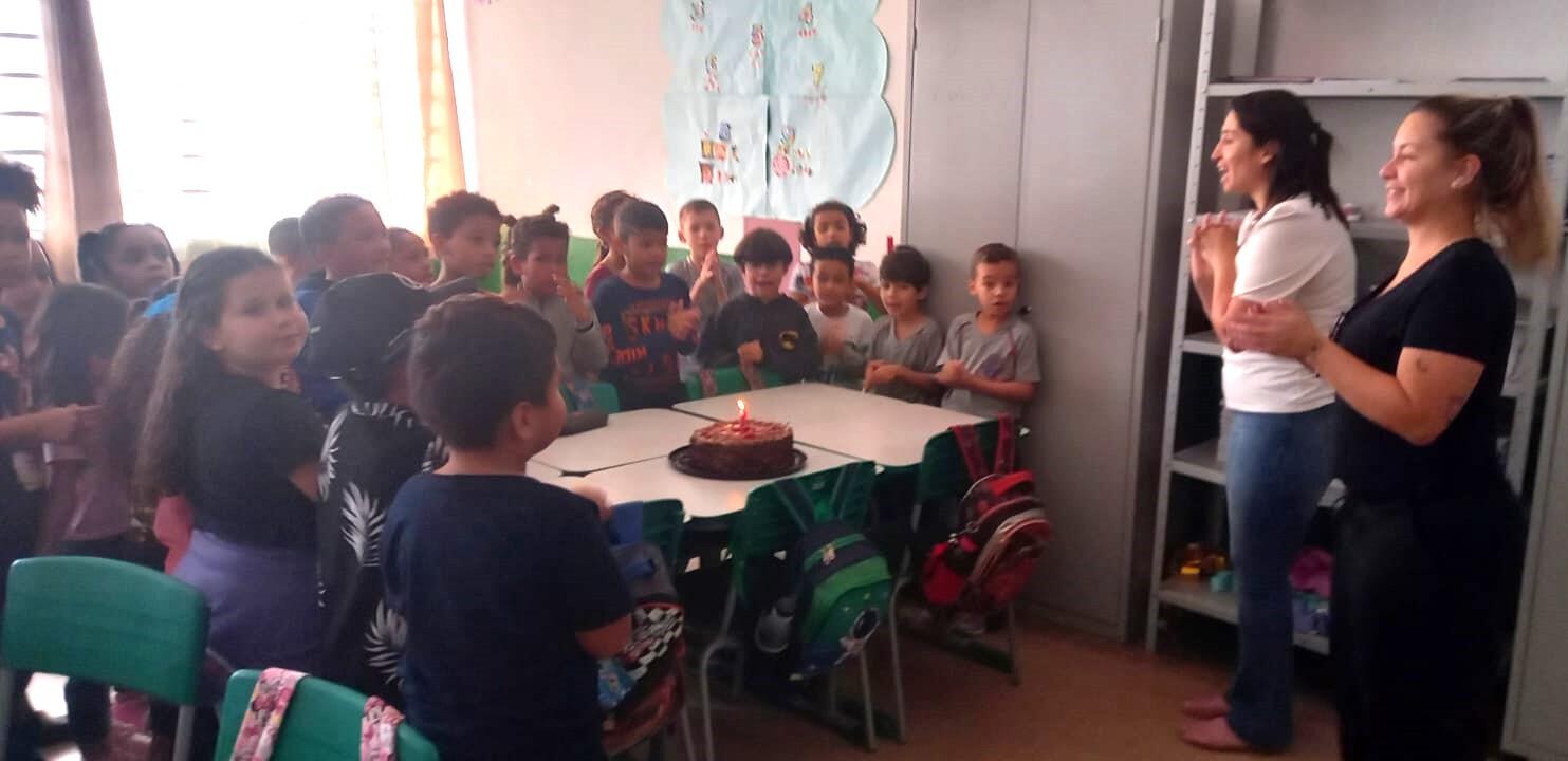 Oba, festa de Aniversário do Seu Alfabeto… e teve bolo! 🎂🥳🎉