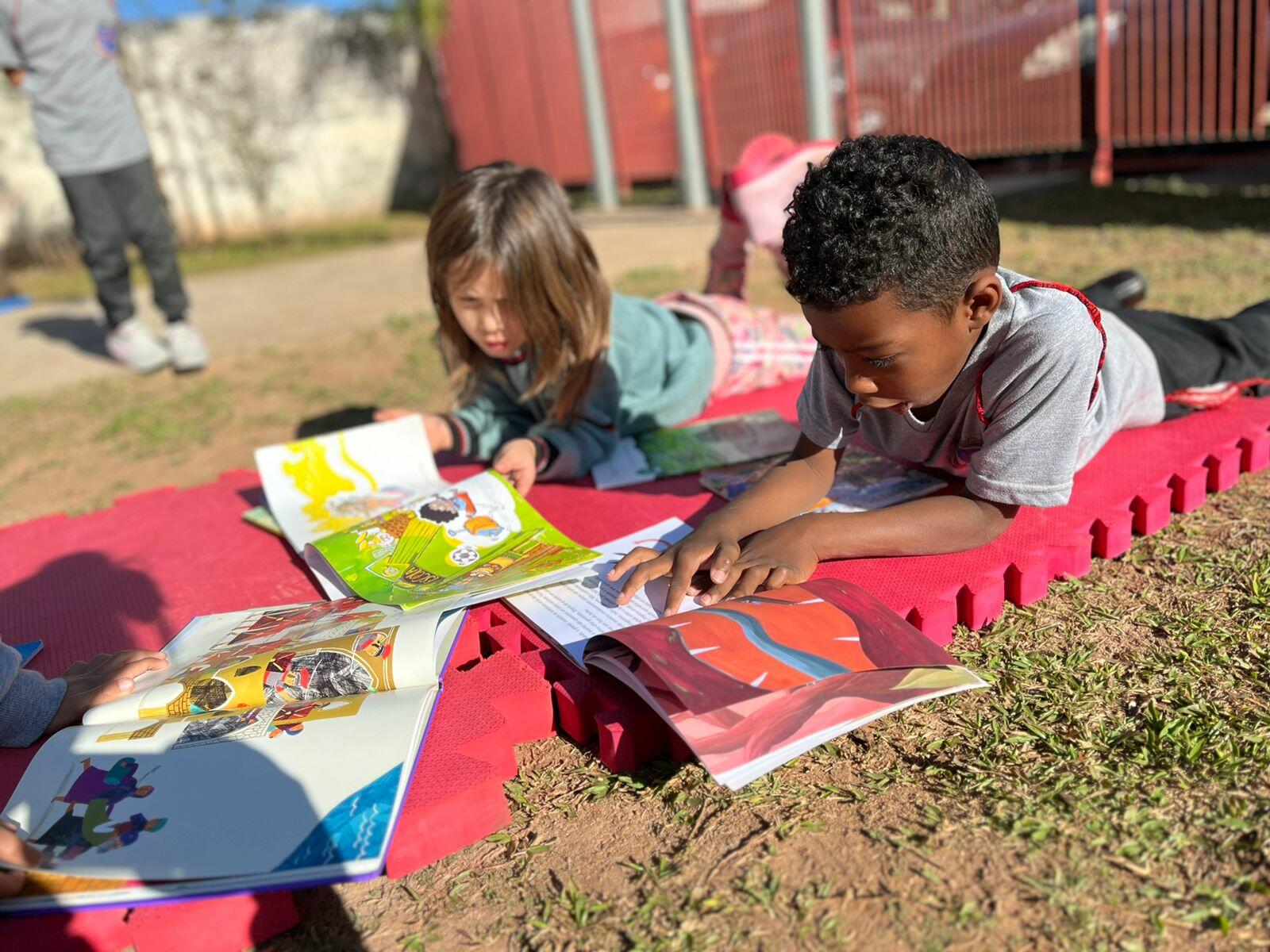 Jardim da escola, livros e um solzinho bom de inverno☀️📚❤️
