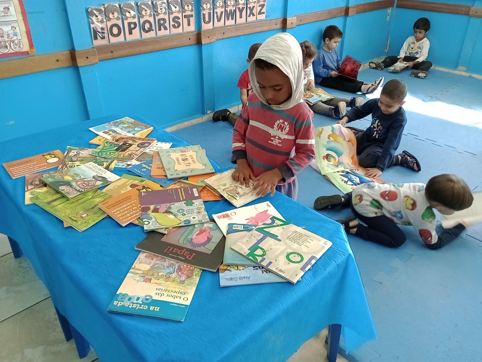 O meu mundo encantado fica nos livros da escola. E o seu?📕📘📖🥰