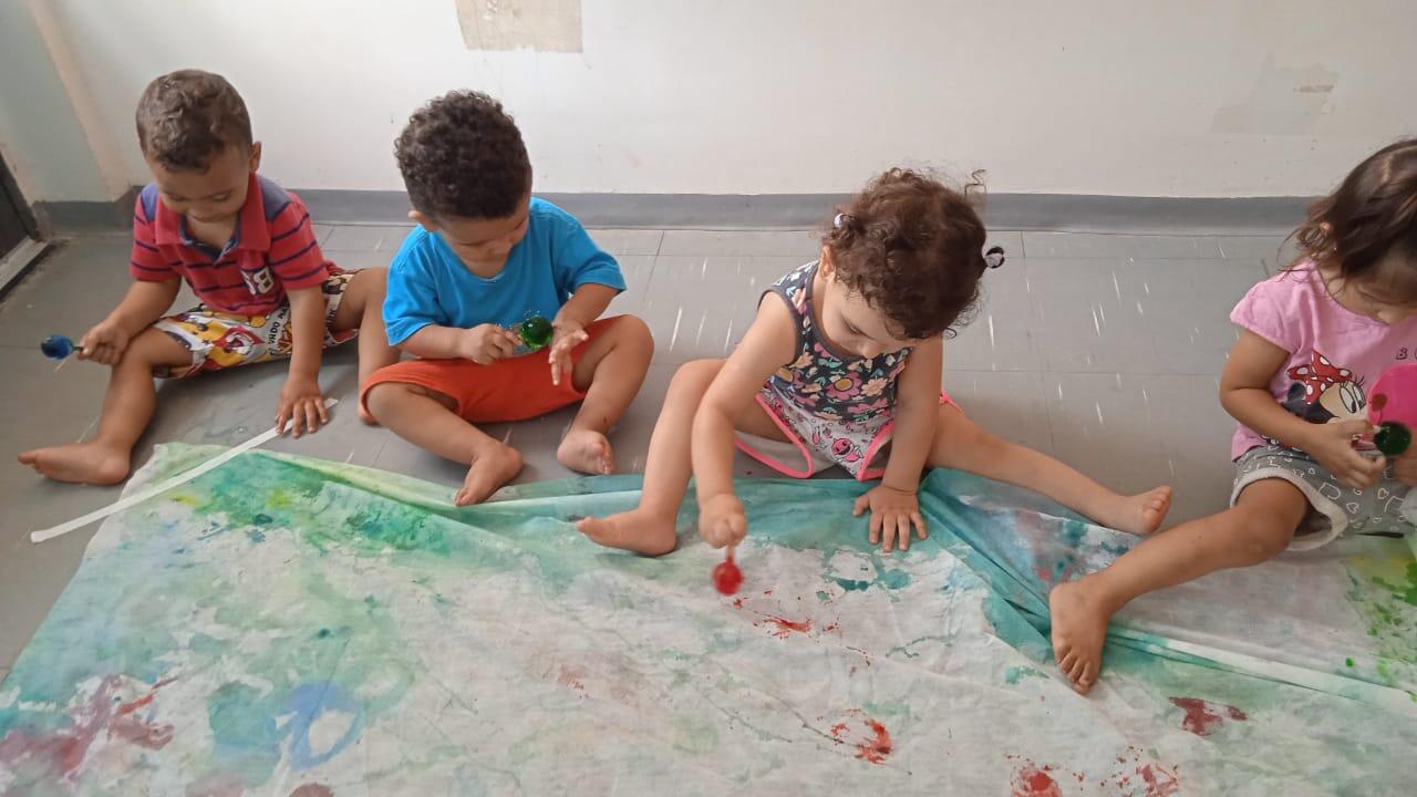 “Se um pinguinho de tinta cair num pedacinho azul do papel…” 🧊🎨🥰