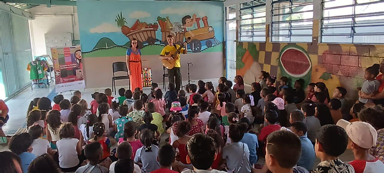 Música, magia, sorrisos e aprendizado com os Contos de Grimm! 🎭🎩👸🏿 🪄🔮🧹 🥰