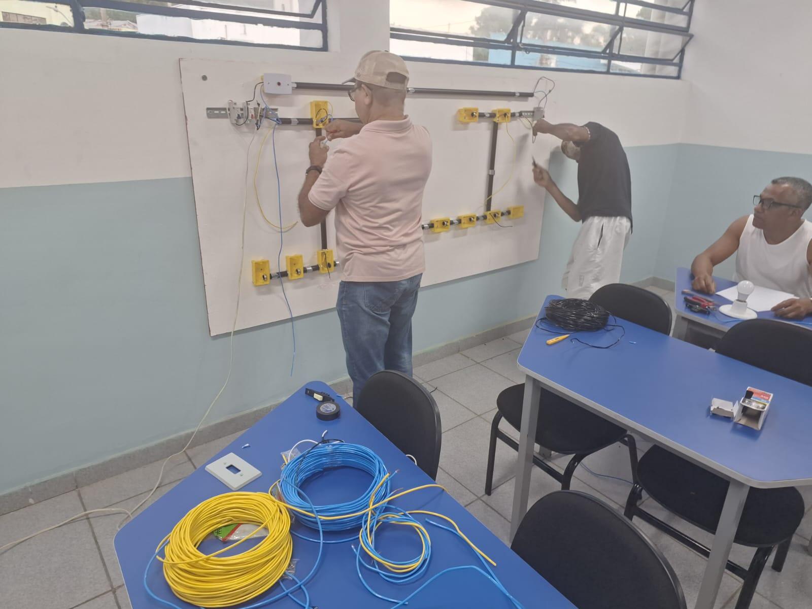 Alunos com oportunidade de profissionalização em Elétrica no Ceja. Temos! 🔌💡📚🤗