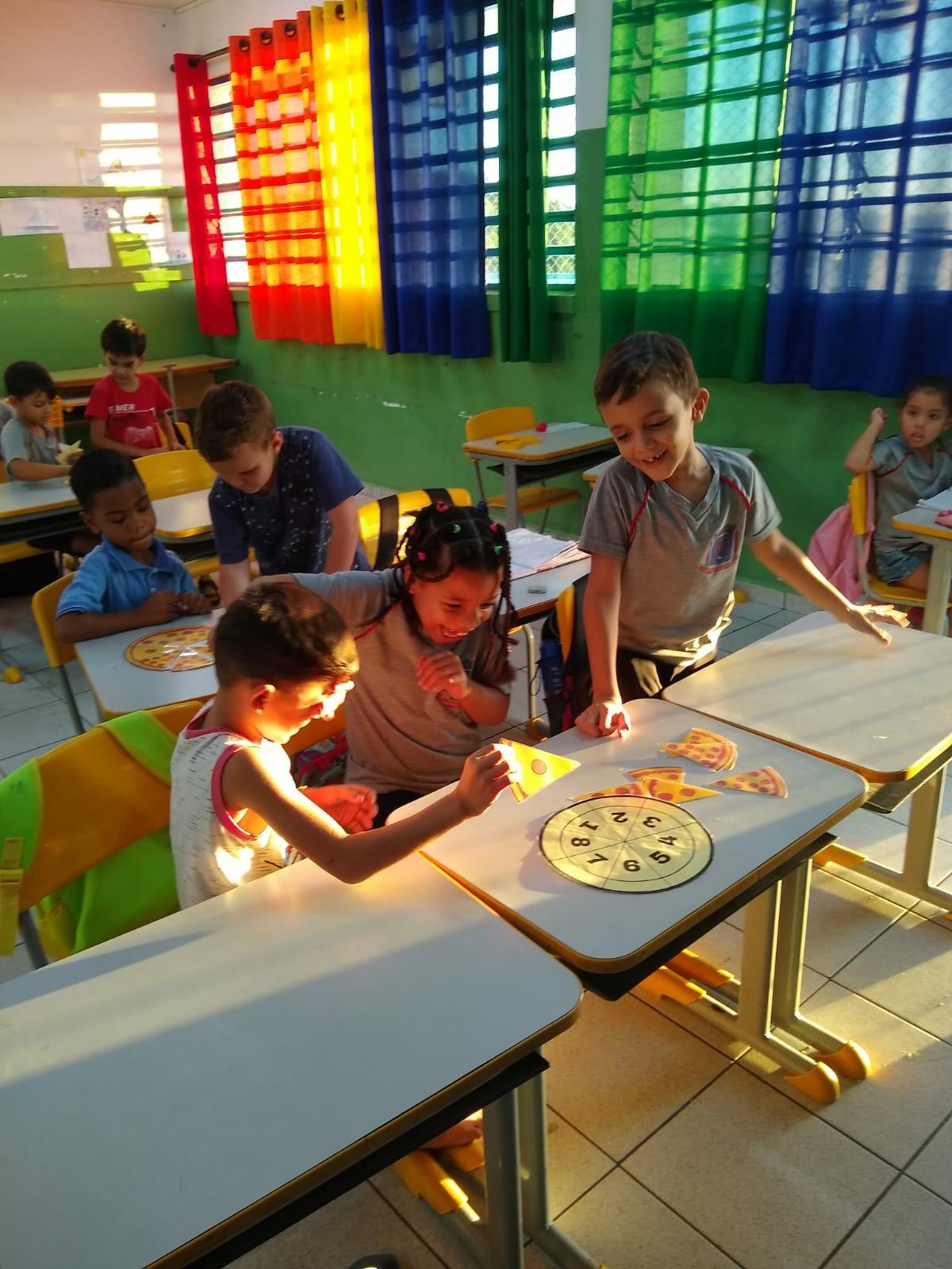 Dividindo e aprendendo (ou seria se divertindo?) com um pedaço de pizza!🍕➕➖➗🟰🤗
