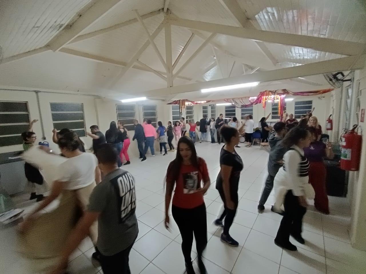História, ritmos, expressão e emoções durante oficina de formação dos arte-educadores!💃🏿🎶🎵🪇🕺🏽 🤗