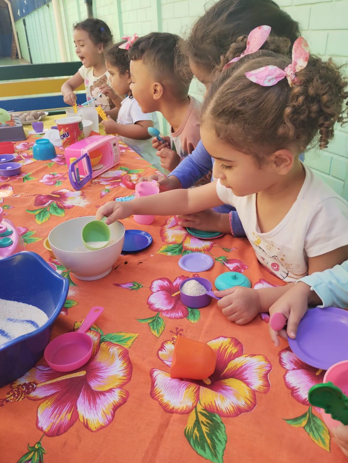A borboletinha está na cozinha brincando com essa turminha! 🩵😘🦋🍫👏🏼🍰🎶
