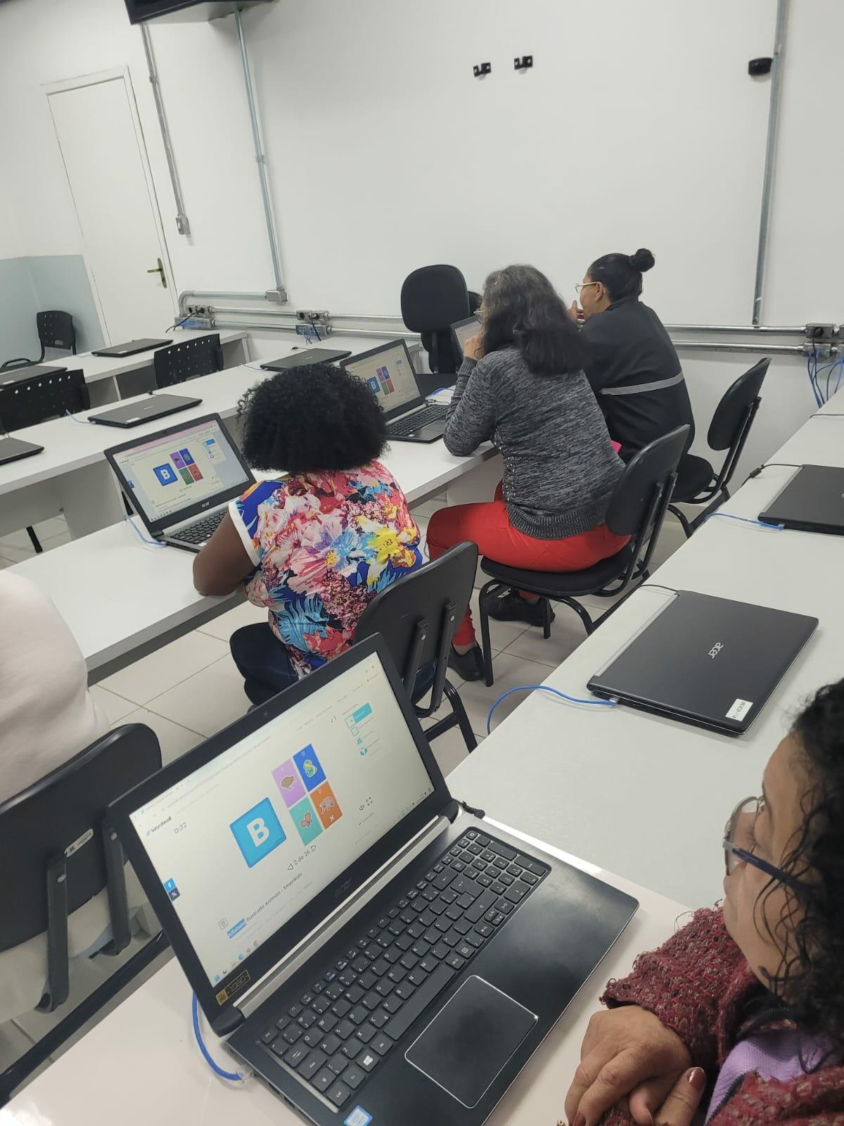 Navegando pela internet sem complicações! 👩‍💻🛜🤓📱🩶👨‍💻☺️