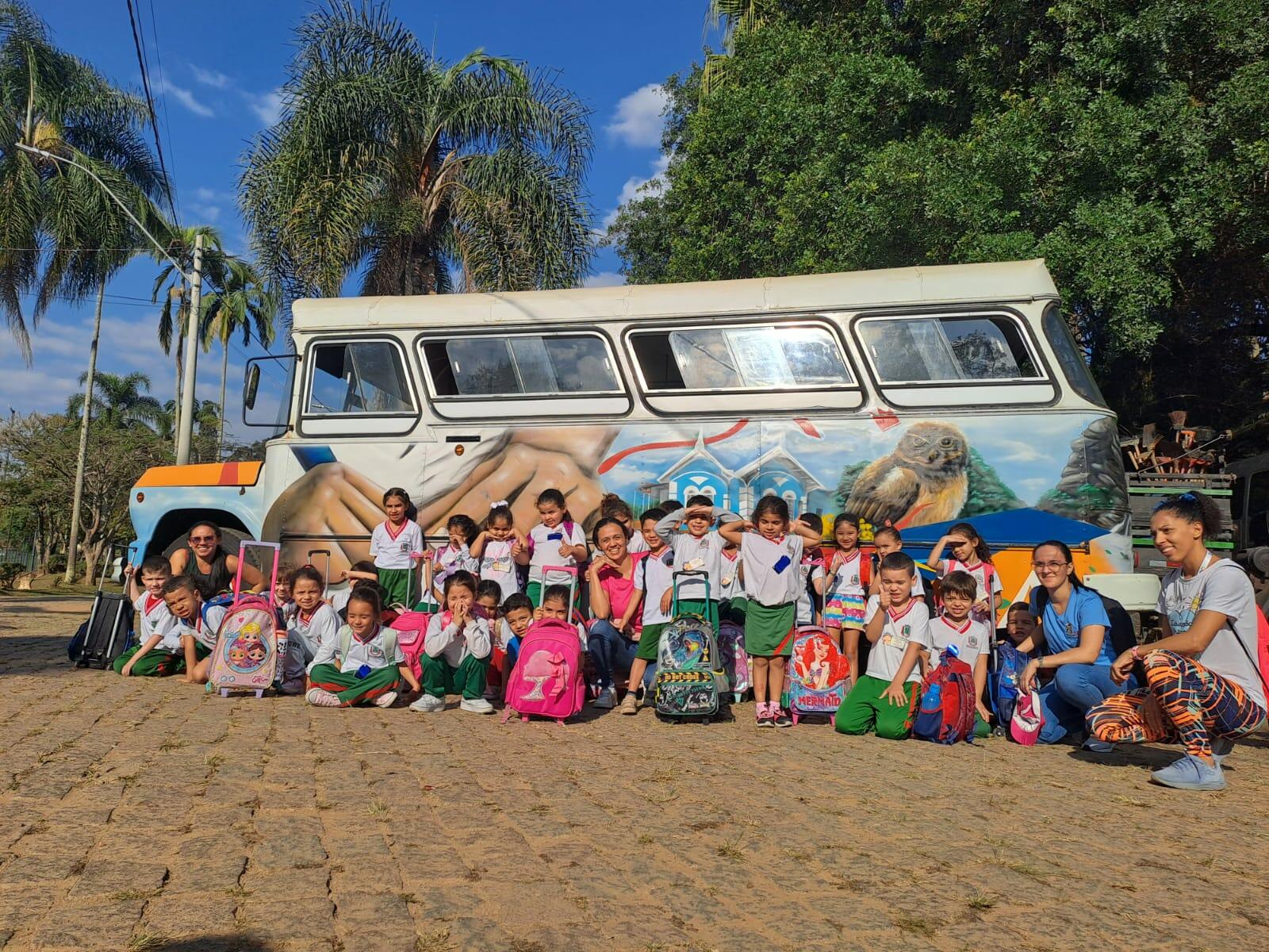 Quem aí AMA dia de passeio? 😍🚌🐘🧡🎭🎶✨