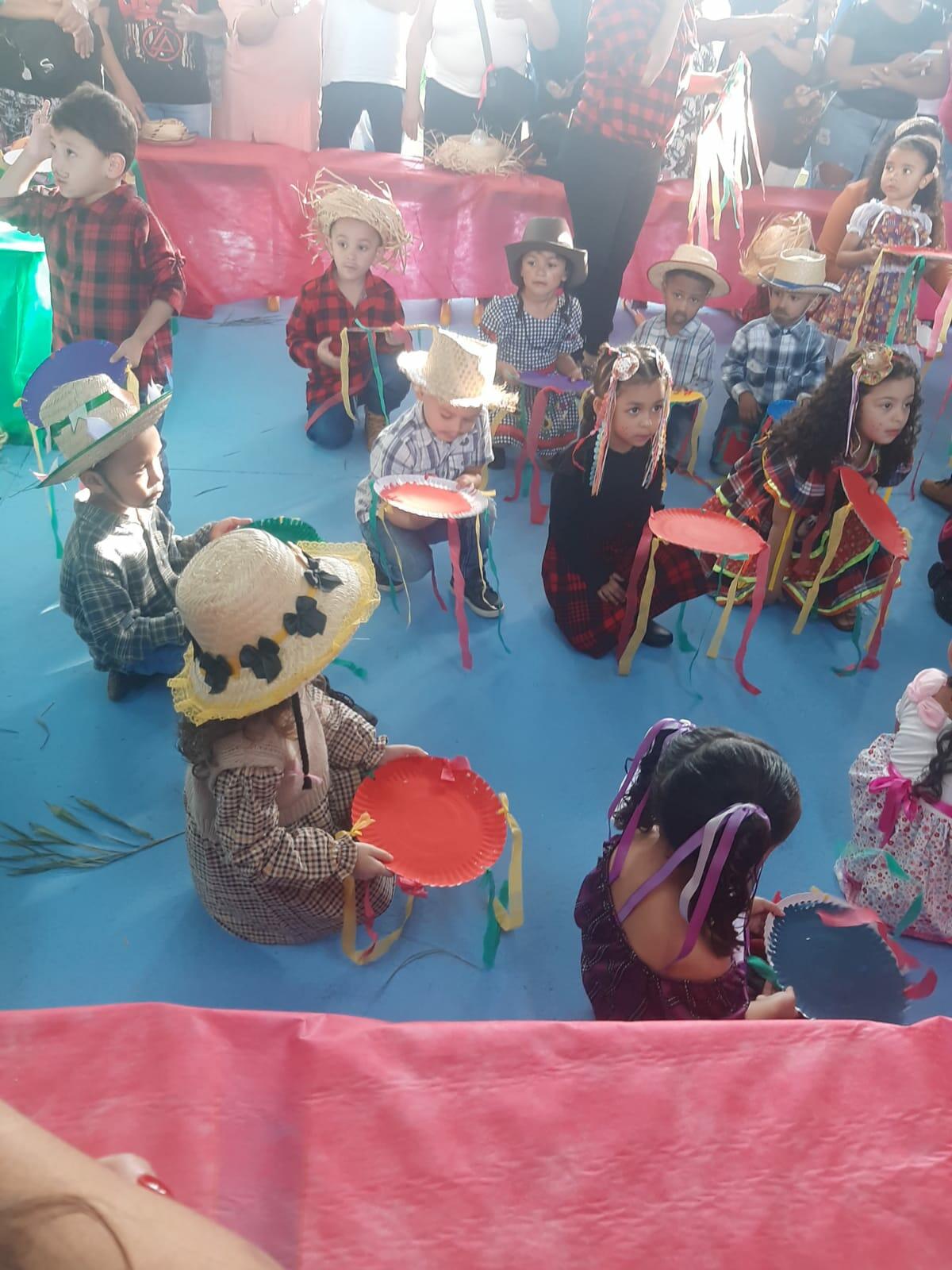 A diversidade do Brasil e suas belezas culturais! 🥳📖👒🧒🏾🧡