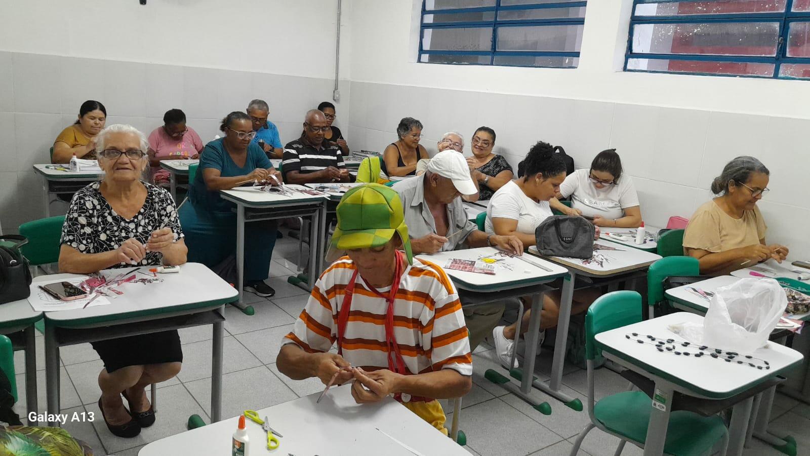 Artes que fortalecem a coordenação motora e aquecem o coração… ❤️‍🩹😊👩🏼‍🎨🧵👨🏾‍🦳💚