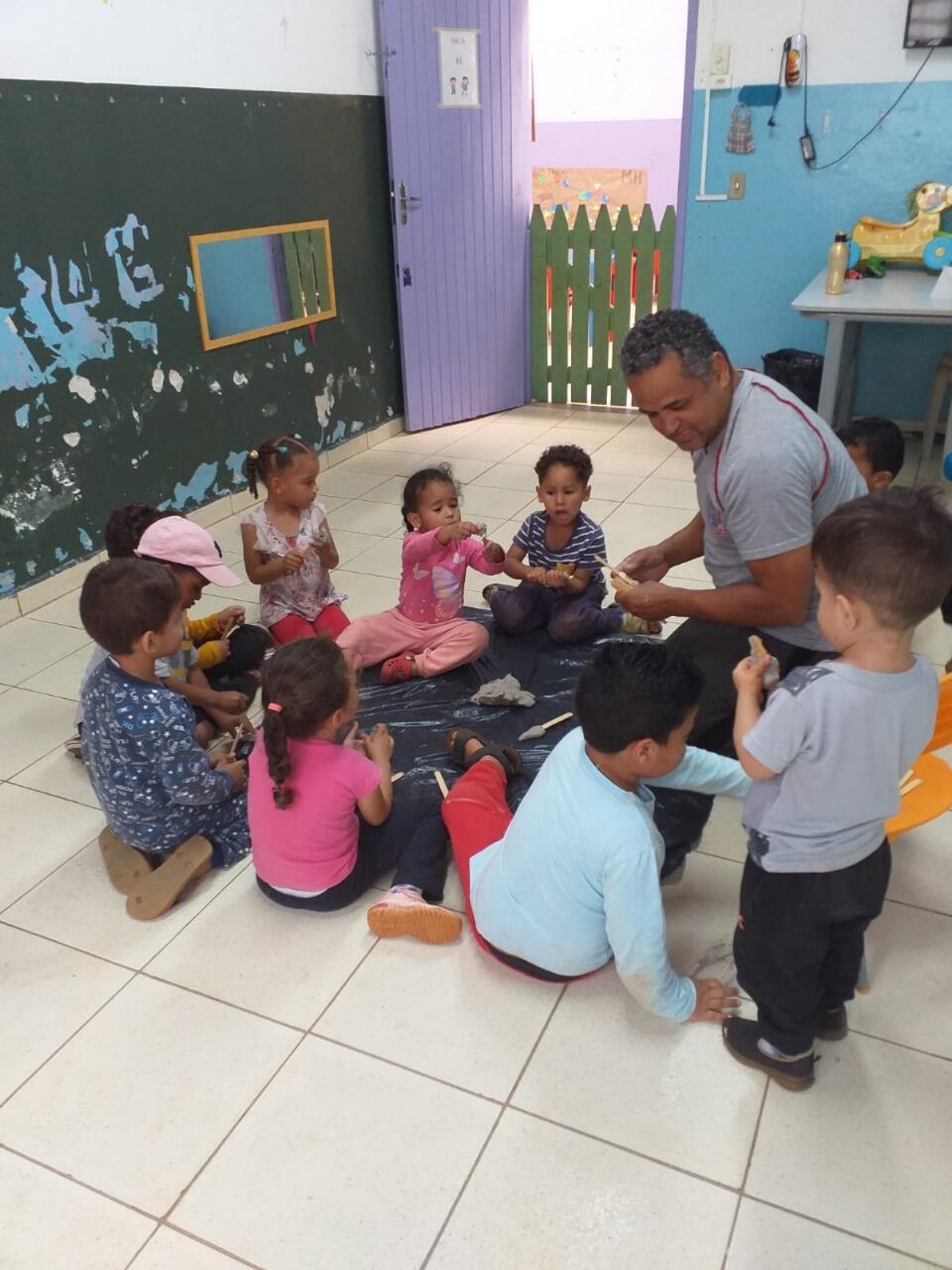 Aprendizados lúdicos cheios de memórias do passado… ✏️🤩⛺🤎✋🏼📜