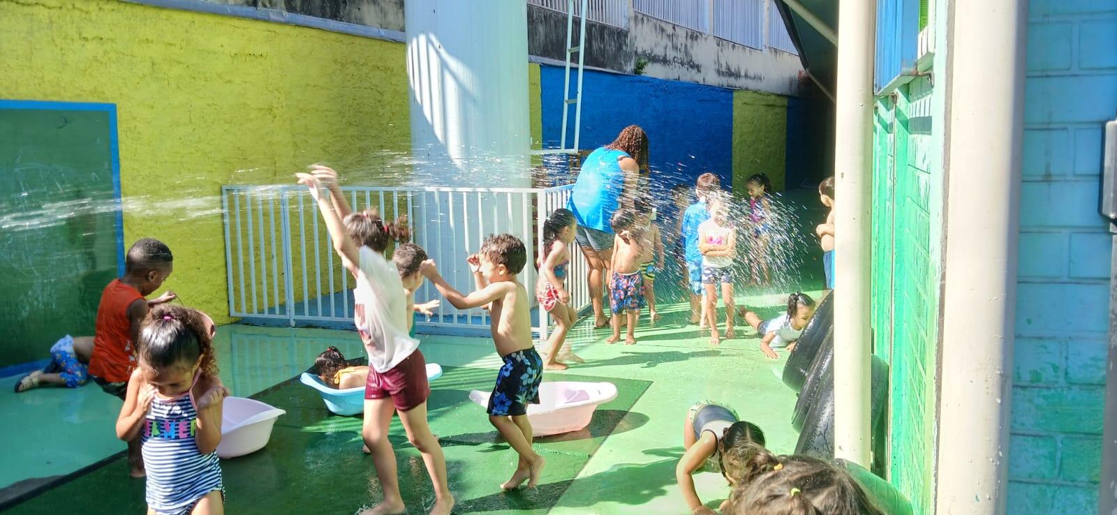 Nada melhor que um banho de mangueira nesse calorzão 🥵💦🤣👧🏽💜